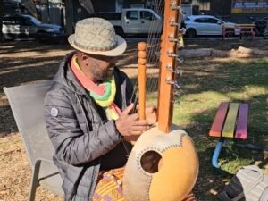 Mohamed Bangoura Kora playing